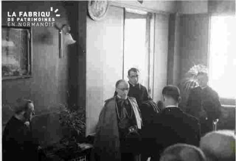 Le nonce écoute le discours de réception